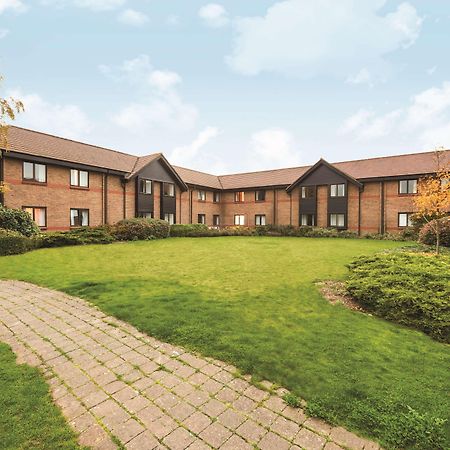 Отель Ramada By Wyndham Cambridge Fen Drayton Экстерьер фото
