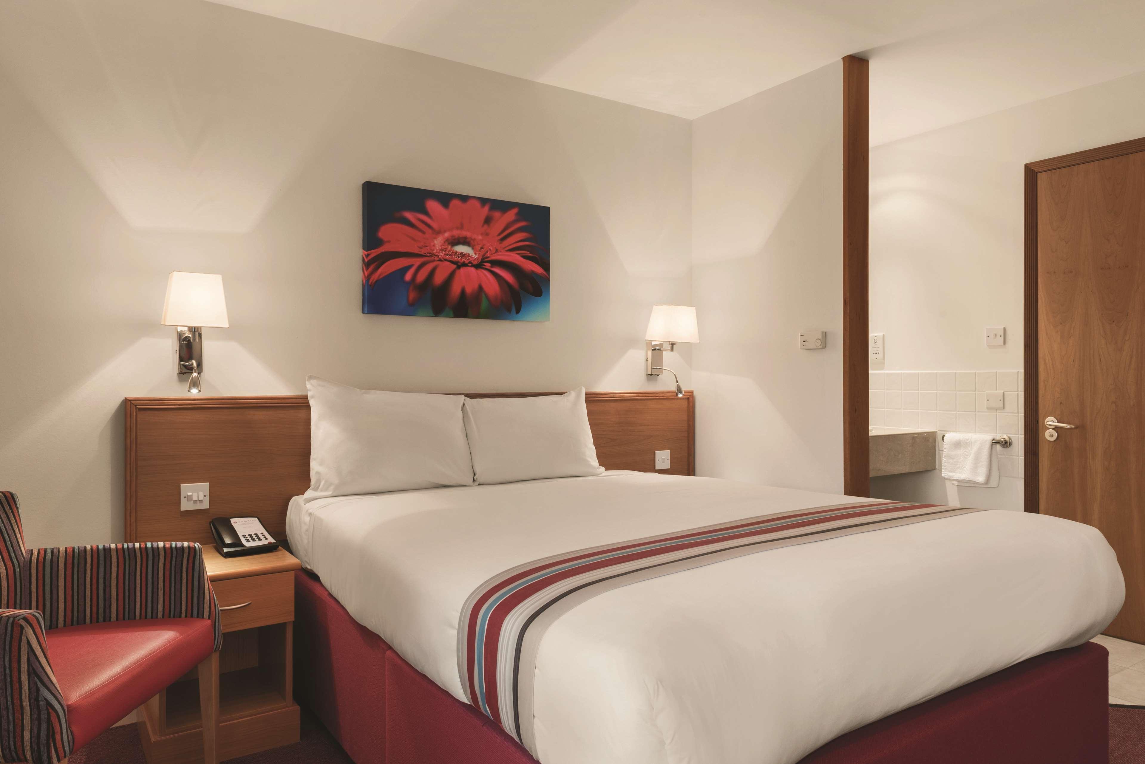 Отель Ramada By Wyndham Cambridge Fen Drayton Экстерьер фото